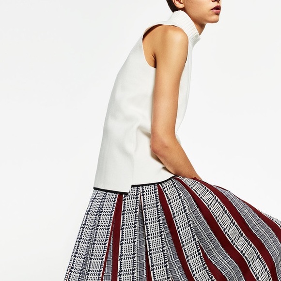 Zara Tops - OFF-WHITE SLEEVELESS KNIT TOP WITH BLACK PIPING